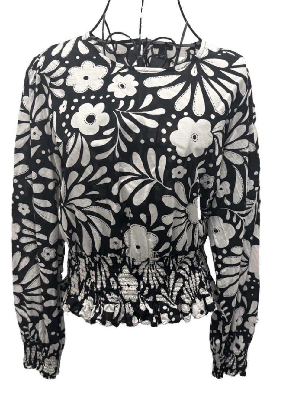 NWOT Ann Taylor Black & White Floral Smocked-Hem Blouse Single Button Back Sz M